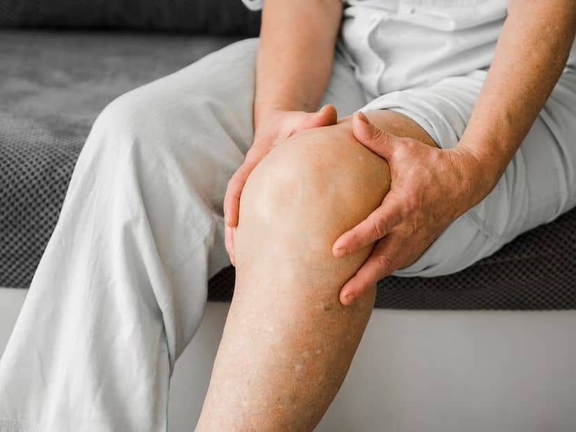 knee pain in elderly woman